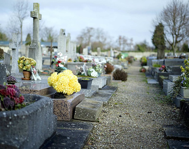 Hier wird das tote Mdchen doch noch s...finden: auf dem  Friedhof von Wissous.  | Foto: AFP
