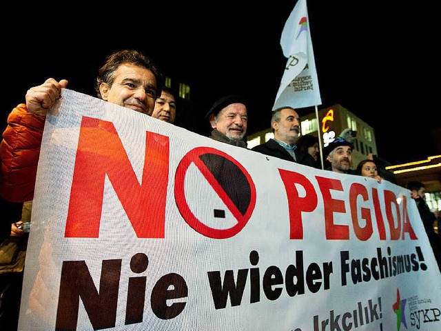 Rund 8000 Menschen versammelten sich i...shauptstadt zu einer Anti-Pegida-Demo.  | Foto: dpa