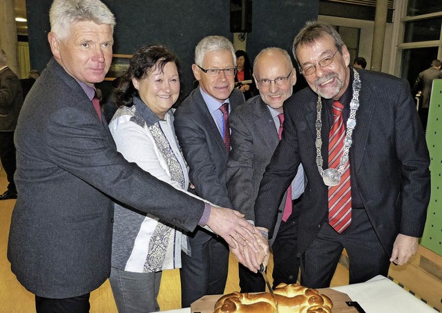 Alois Lai,Ortsvorsteher von Wasenweile...hule gemeinsam die Neujahrsbrezel an.   | Foto: Julius Steckmeister