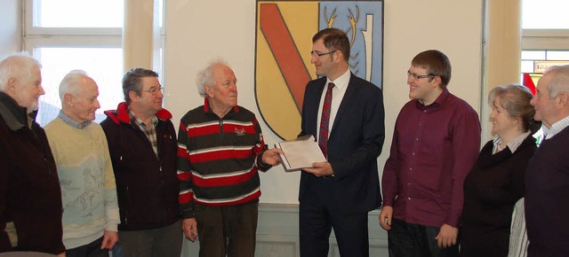 Mitglieder des Freundeskreises zur Erh...riften an Brgermeister Lars Brgner.   | Foto: Pia Grttinger