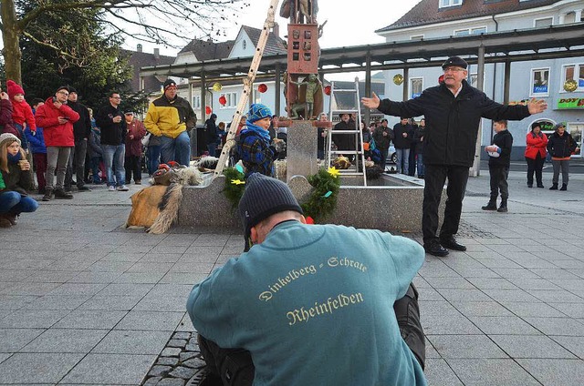 Gnter Ltzelschwab begrt die heie ...darauf wartet, das Wasser anzustellen.  | Foto: Peter Gerigk