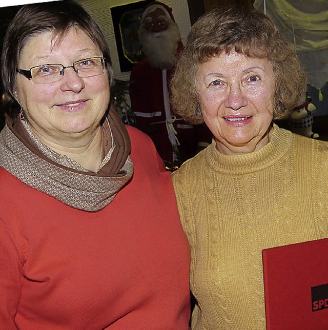 Erika Drge (rechts) wurde von Helga P...r fr 40 Jahre Mitgliedschaft geehrt.   | Foto: Frank leonhardt