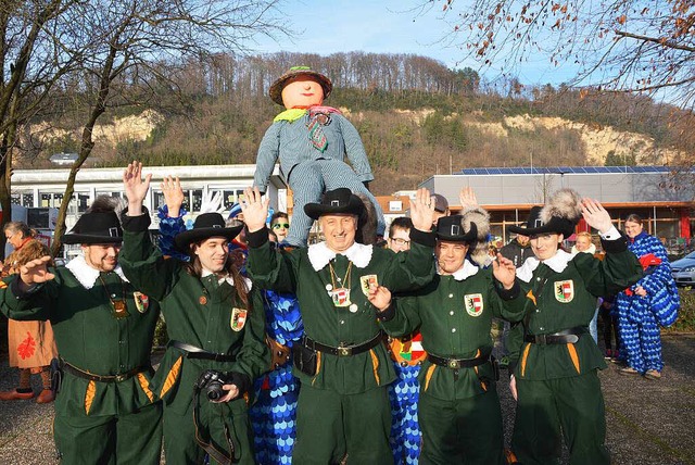 Die Zunftleitung mit dem Puzzimummel, ...loch-Zotteli zum Leben erweckt wurde.   | Foto: Heinz Vollmar