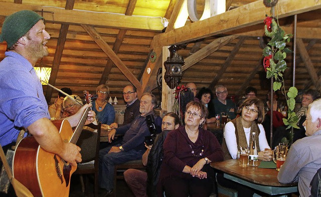 Ein uriger Knstler in uriger Atmosphre: Martin Wangler.   | Foto: heidi fssel