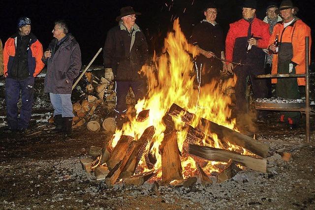 Das Feuer weist den Weg in den Wald