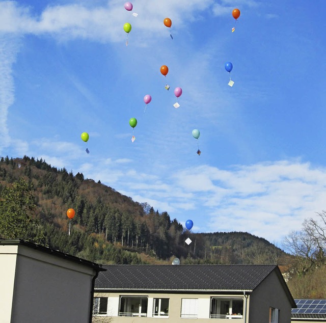 Bunte Luftballons waren mit Krtchen v... ein Projekt der Grundschule Todtnau.   | Foto: ZVG