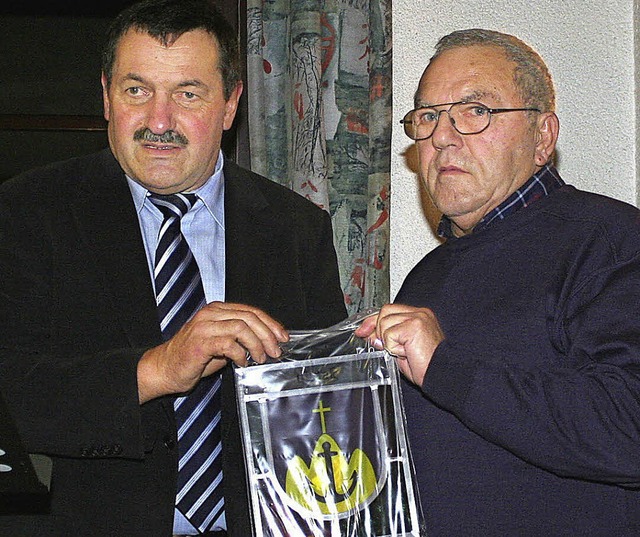 Mit dem Wappen Isteins ehrte Franz Kie...er Bergwacht, Helmut Baumann (rechts).  | Foto: reinhard Cremer