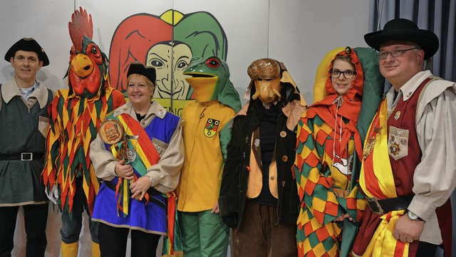 Gruppenbild mit Symbolfiguren der Lrr...l und Obergildenmeister Jrg Rokopf.   | Foto: Nikolaus Trenz