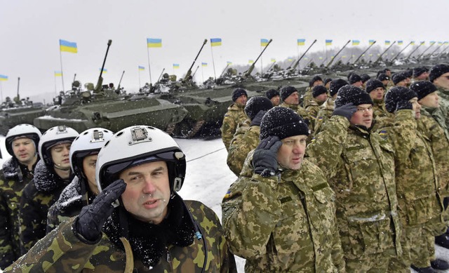 Das ukrainische Militr stellt seine Kampfbereitschaft zur Schau.   | Foto: AFP