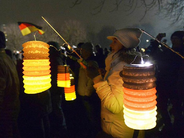 Sogar die Lampions sind patriotisch: Pegida-Demonstranten in Dresden.  | Foto: dpa