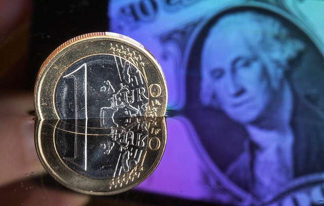Die europische Gemeinschaftswhrung i...Verhltnis zum Dollar auf Tauchfahrt.   | Foto: dpa