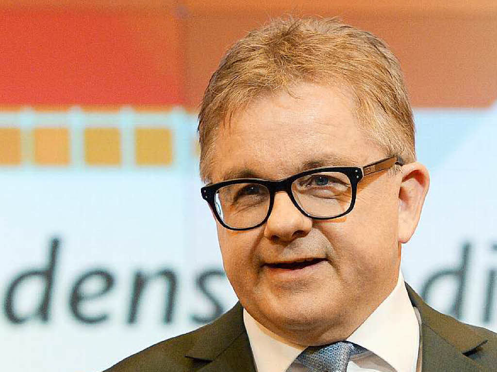 Guido Wolf erhält die Ehrenmütze der Freiburger Freiburg