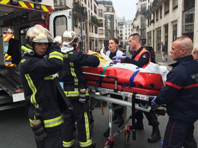 Blutbad in der Redaktion von &#8222;Ch...en Rettungskrfte einen Verletzten ab.  | Foto: AFP