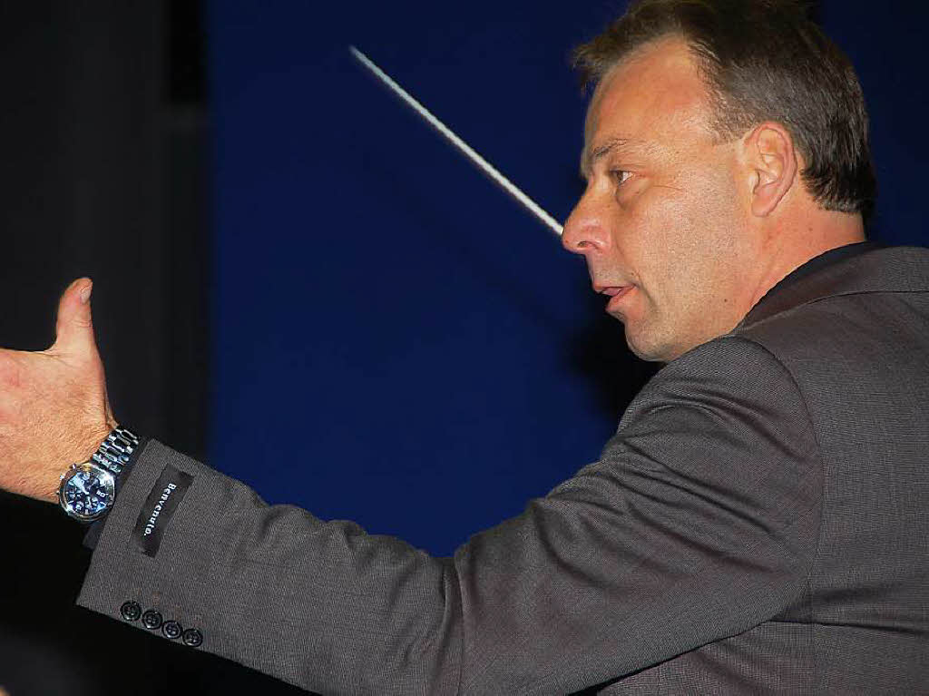 Dirigent Erich Stamm ließ mit seinem Orchester lebensfrohe Funken sprühen! Dirigent Erich Stamm ließ mit seinem Orchester lebensfrohe Funken sprühen!