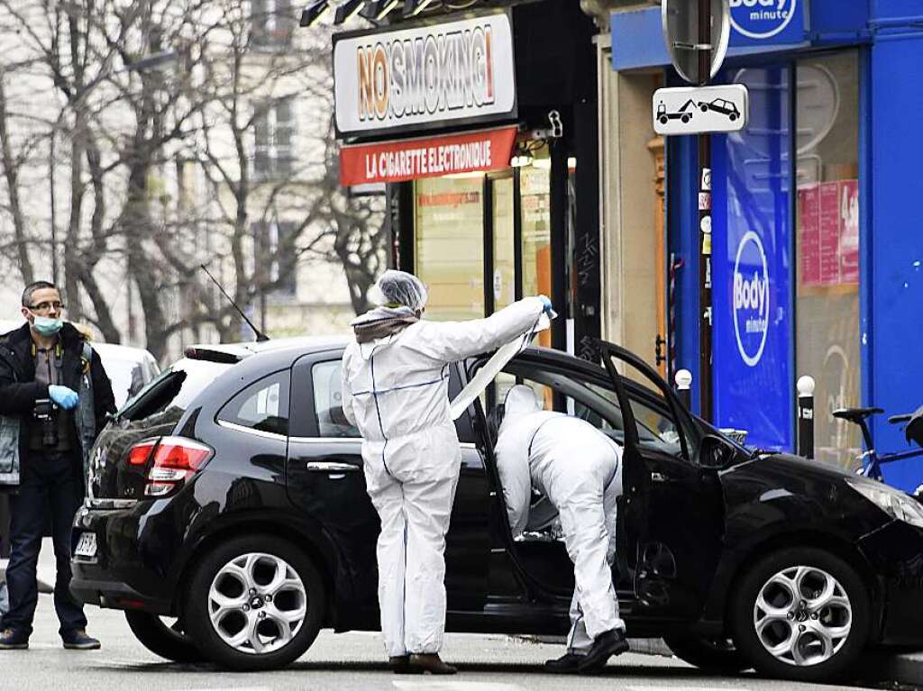 Ermittler untersuchen das Fluchtauto der Tter.