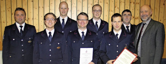 Ehrungen und Befrderungen bei der Feu...nd Brgermeister Hans-Joachim Schwarz   | Foto: Helmut Hassler