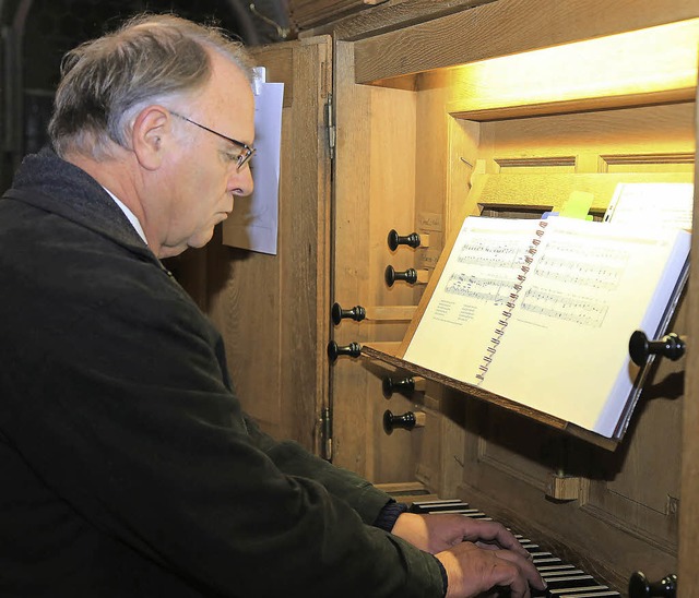 Werner Veith an der Orgel der St. Nikolauskirche   | Foto: sandra decoux-kone