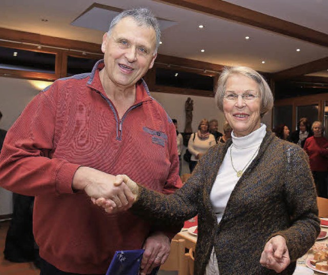 Die Vorsitzende  der Chorgemeinschaft ...n Obergfll fr 30 Jahre Chorleitung.   | Foto: sandra decoux-kone