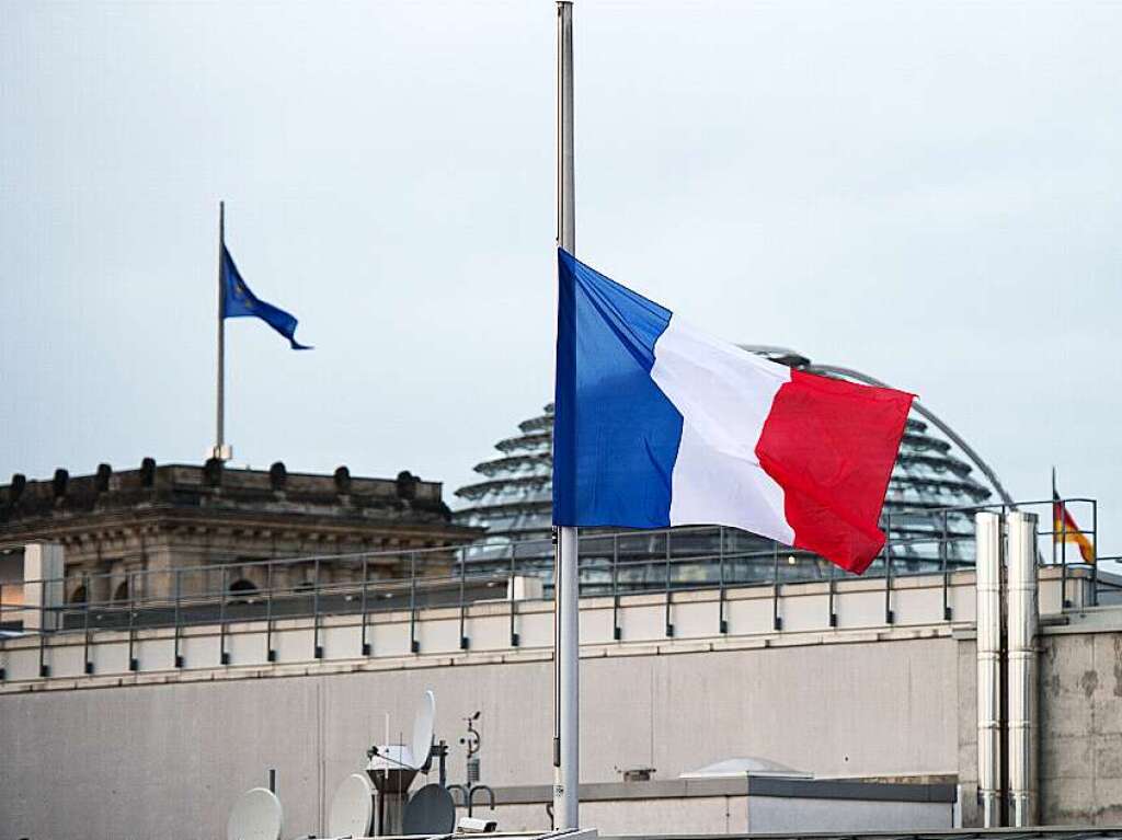 Die Flagge Frankreichs hngt auf dem Dach der franzsischen Botschaft in Berlin auf Halbmast.