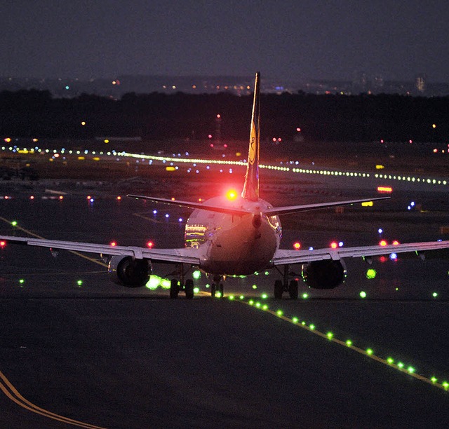 Startklar: ein Flugzeug  kurz vor dem Abflug  in die Nacht  | Foto: dpa