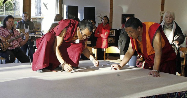 Filigrane Kunst: Tashi Dhondu (rechts) und Kunga Tenzin am Werk   | Foto: heidi fssel