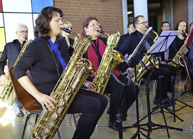 Konzentriertes Spiel der Bariton-Saxophonisten  | Foto: Hans Meidhof