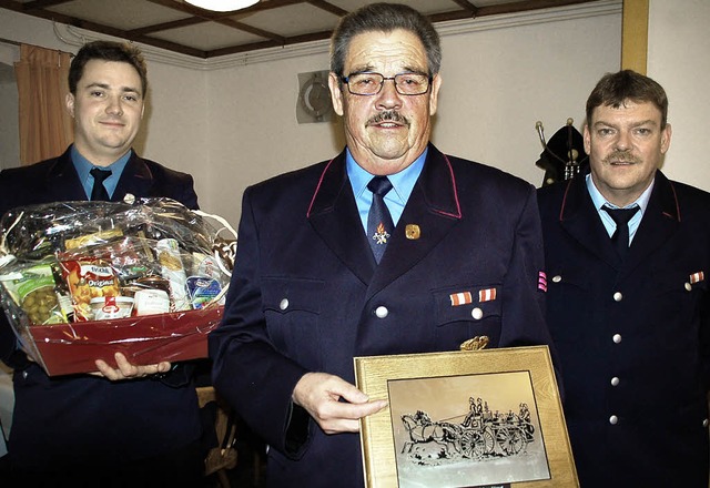 Mit einem Prsentkorb und einem Zinnte...enabteilung der Feuerwehr Dossenbach.   | Foto: Hildegard Siebold