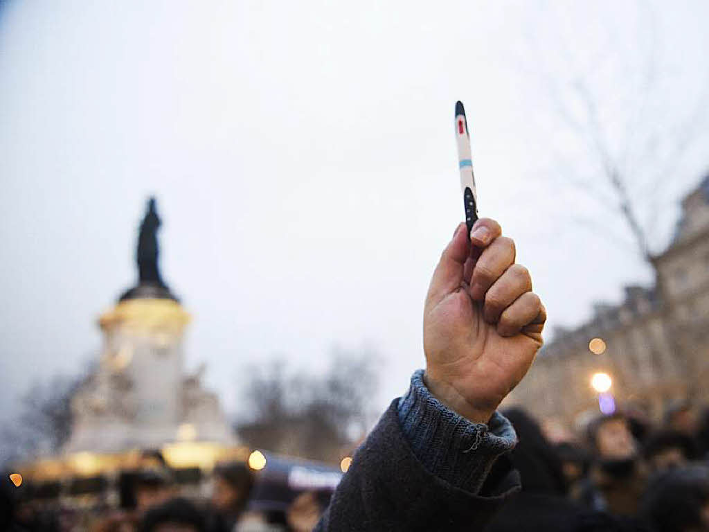 Tausende demonstrieren in Paris gegen das Attentat auf das Satiremagazin Charlie Hebdo in Paris.