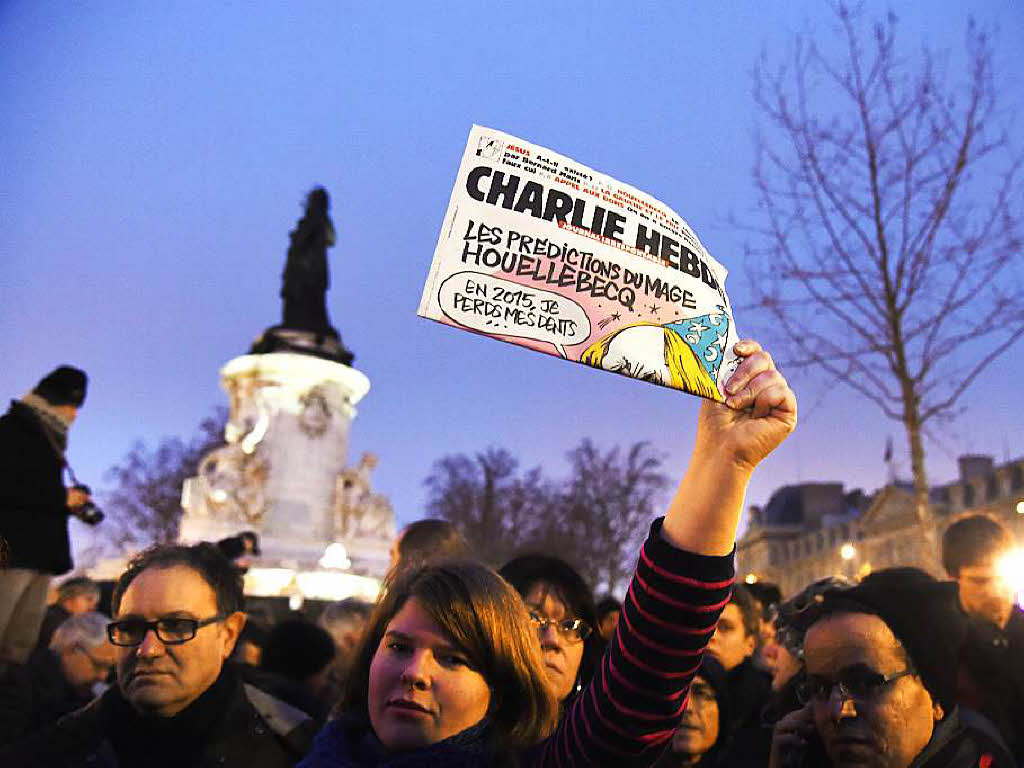 Tausende demonstrieren in Paris gegen das Attentat auf das Satiremagazin Charlie Hebdo in Paris. Tausende demonstrieren in Paris gegen das Attentat auf das Satiremagazin Charlie Hebdo in Paris.