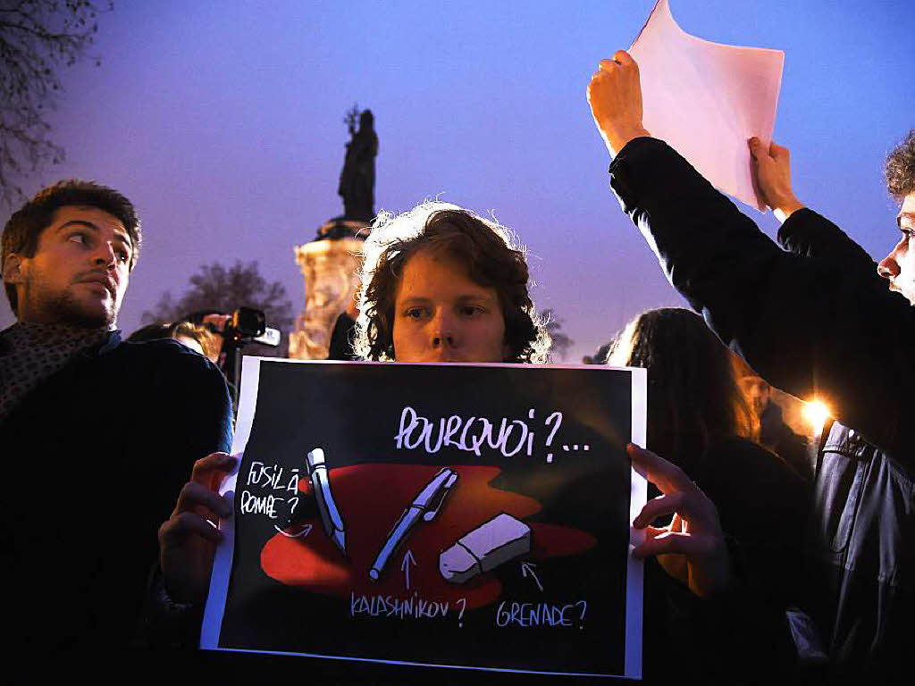 Tausende demonstrieren in Paris gegen das Attentat auf das Satiremagazin Charlie Hebdo in Paris.