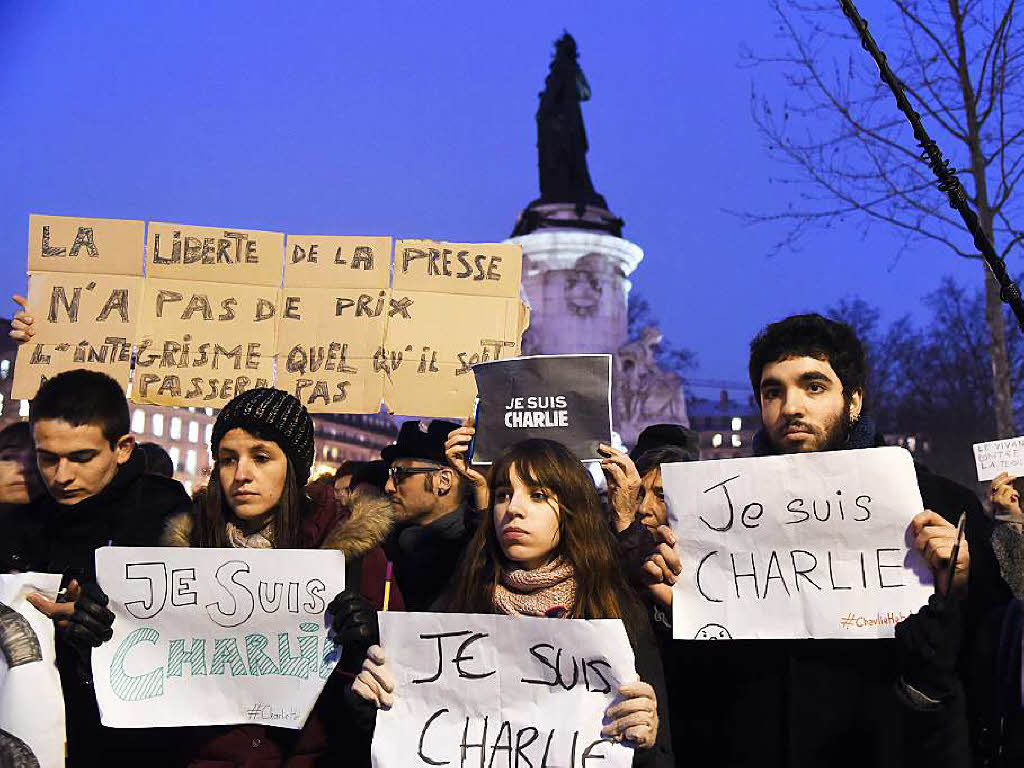 Tausende demonstrieren in Paris gegen das Attentat auf das Satiremagazin Charlie Hebdo in Paris.