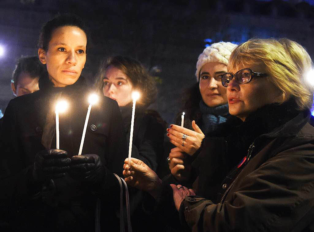 Tausende demonstrieren in Paris gegen das Attentat auf das Satiremagazin Charlie Hebdo in Paris.