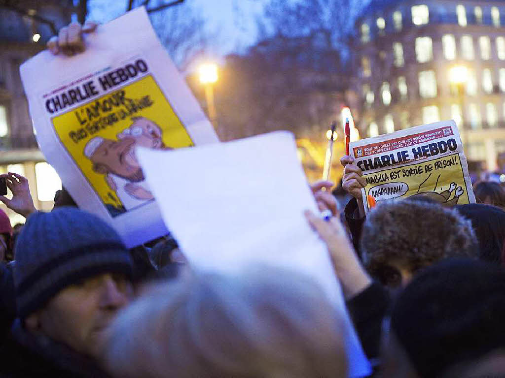 Tausende demonstrieren in Paris gegen das Attentat auf das Satiremagazin Charlie Hebdo in Paris.