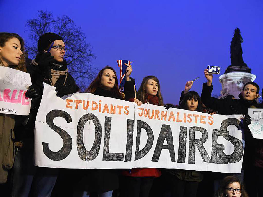 Tausende demonstrieren in Paris gegen das Attentat auf das Satiremagazin Charlie Hebdo in Paris.