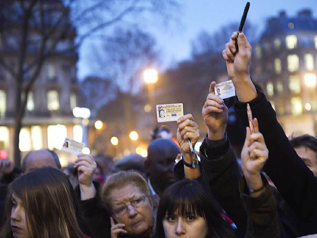 Tausende demonstrieren in Paris gegen das Attentat auf das Satiremagazin Charlie Hebdo in Paris.