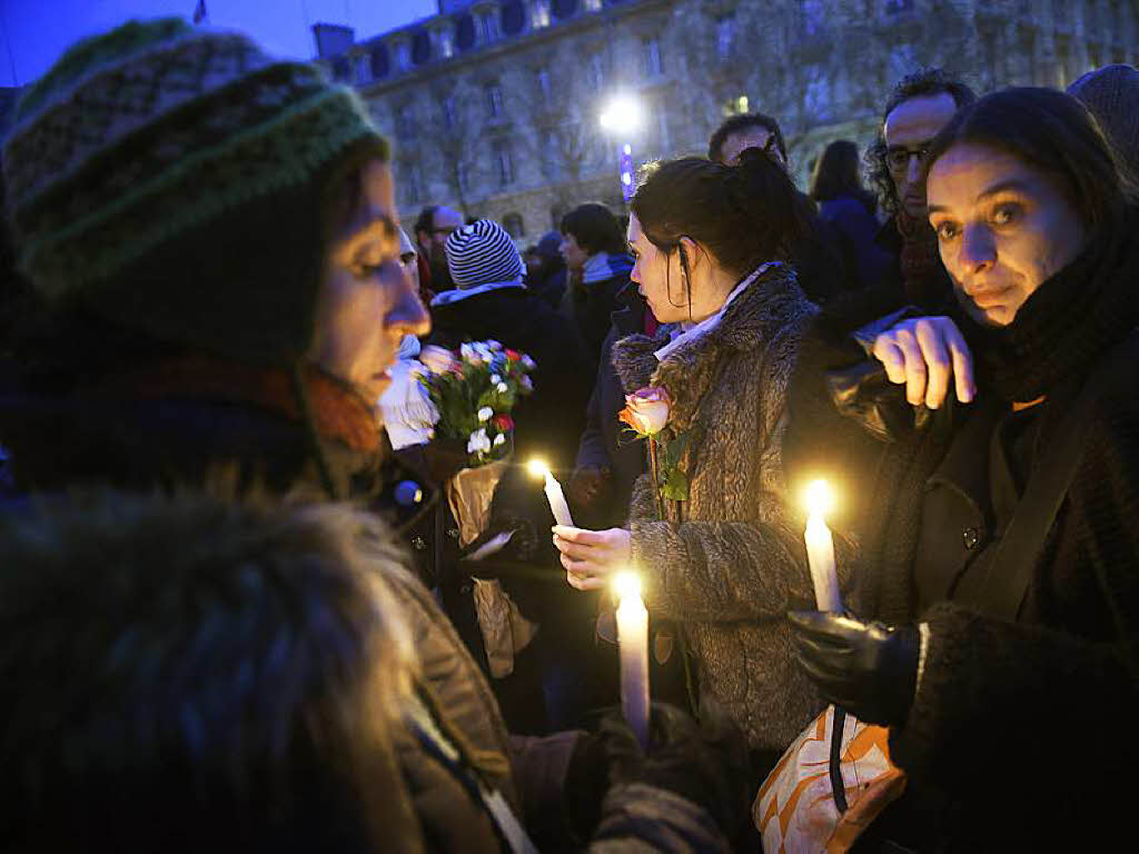 Tausende demonstrieren in Paris gegen das Attentat auf das Satiremagazin Charlie Hebdo in Paris.