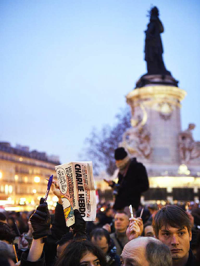 Tausende demonstrieren in Paris gegen das Attentat auf das Satiremagazin Charlie Hebdo in Paris.