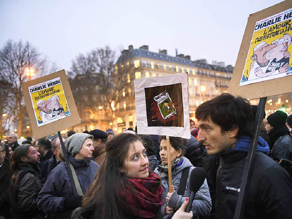 Tausende demonstrieren in Paris gegen das Attentat auf das Satiremagazin Charlie Hebdo in Paris.