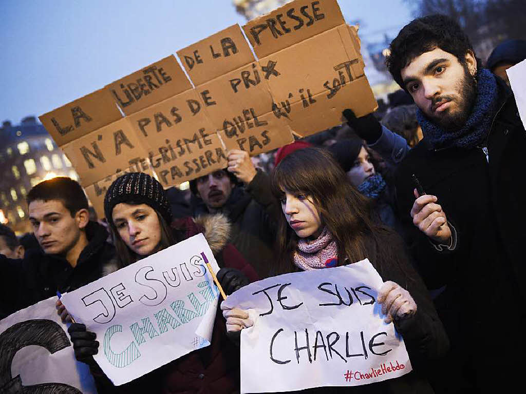 Tausende demonstrieren in Paris gegen das Attentat auf das Satiremagazin Charlie Hebdo in Paris.