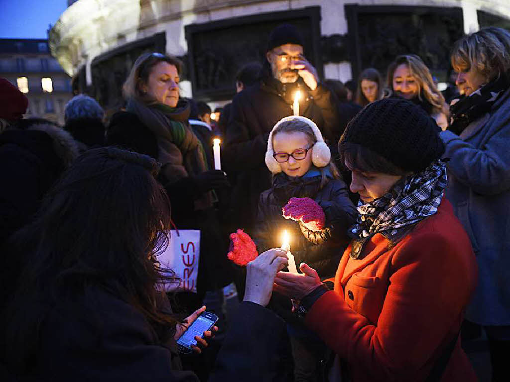 Tausende demonstrieren in Paris gegen das Attentat auf das Satiremagazin Charlie Hebdo in Paris.