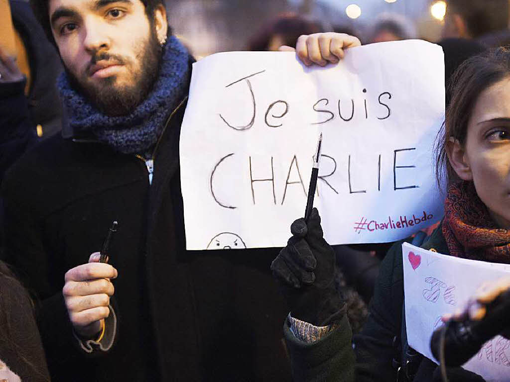 Tausende demonstrieren in Paris gegen das Attentat auf das Satiremagazin Charlie Hebdo in Paris.