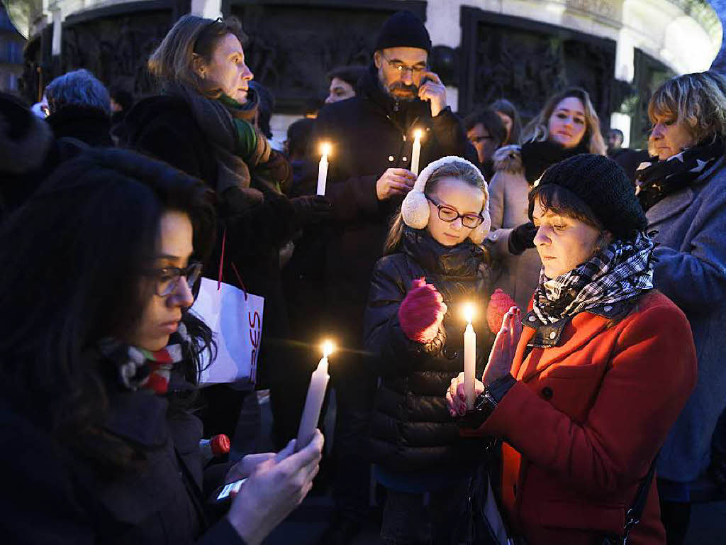 Tausende demonstrieren in Paris gegen das Attentat auf das Satiremagazin Charlie Hebdo in Paris.