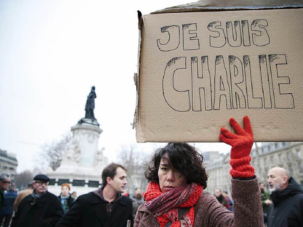 Tausende demonstrieren in Paris gegen das Attentat auf das Satiremagazin Charlie Hebdo in Paris.