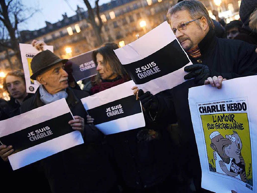 Tausende demonstrieren in Paris gegen das Attentat auf das Satiremagazin Charlie Hebdo in Paris.