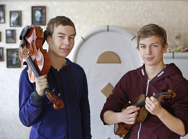 Die Brder Christof (l., 17) und Bened...harmonie am Forum Bratsche und Geige.   | Foto: Christoph Breithaupt