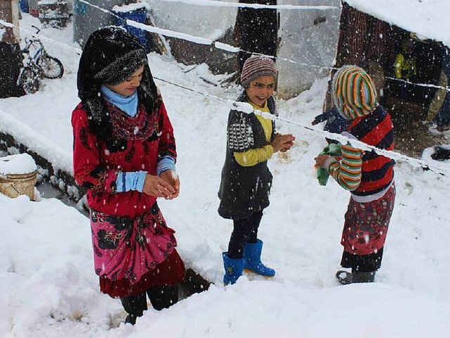 Viele syrische Flchtlinge leiden unte...freuen sich aber auch ber den Schnee.  | Foto: AFP
