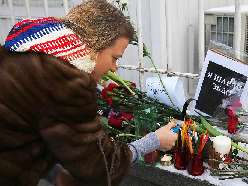 Diese Frau zndet in Russland Kerzen fr die Opfer an.