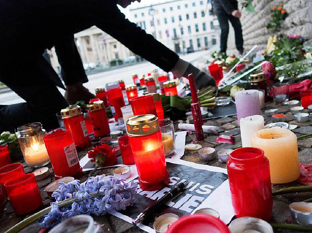 Kerzen vor der franzsischen Botschaft am Pariser Platz in Berlin.