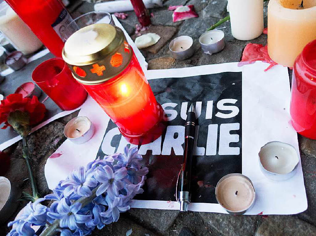 Kerzen vor der franzsischen Botschaft am Pariser Platz in Berlin.