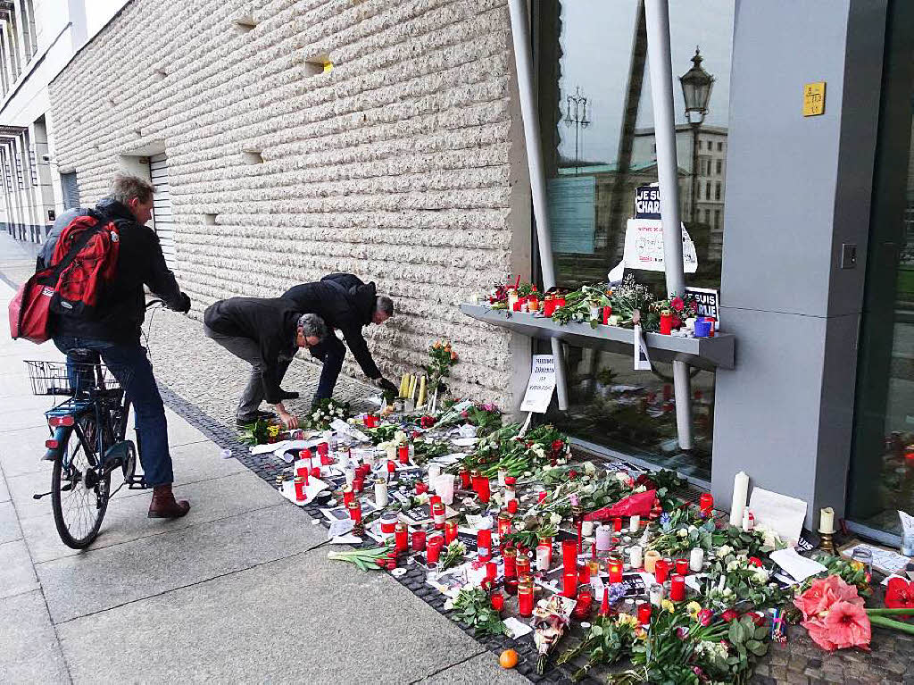 Gedenken vor der franzsischen Botschaft am Pariser Platz in Berlin